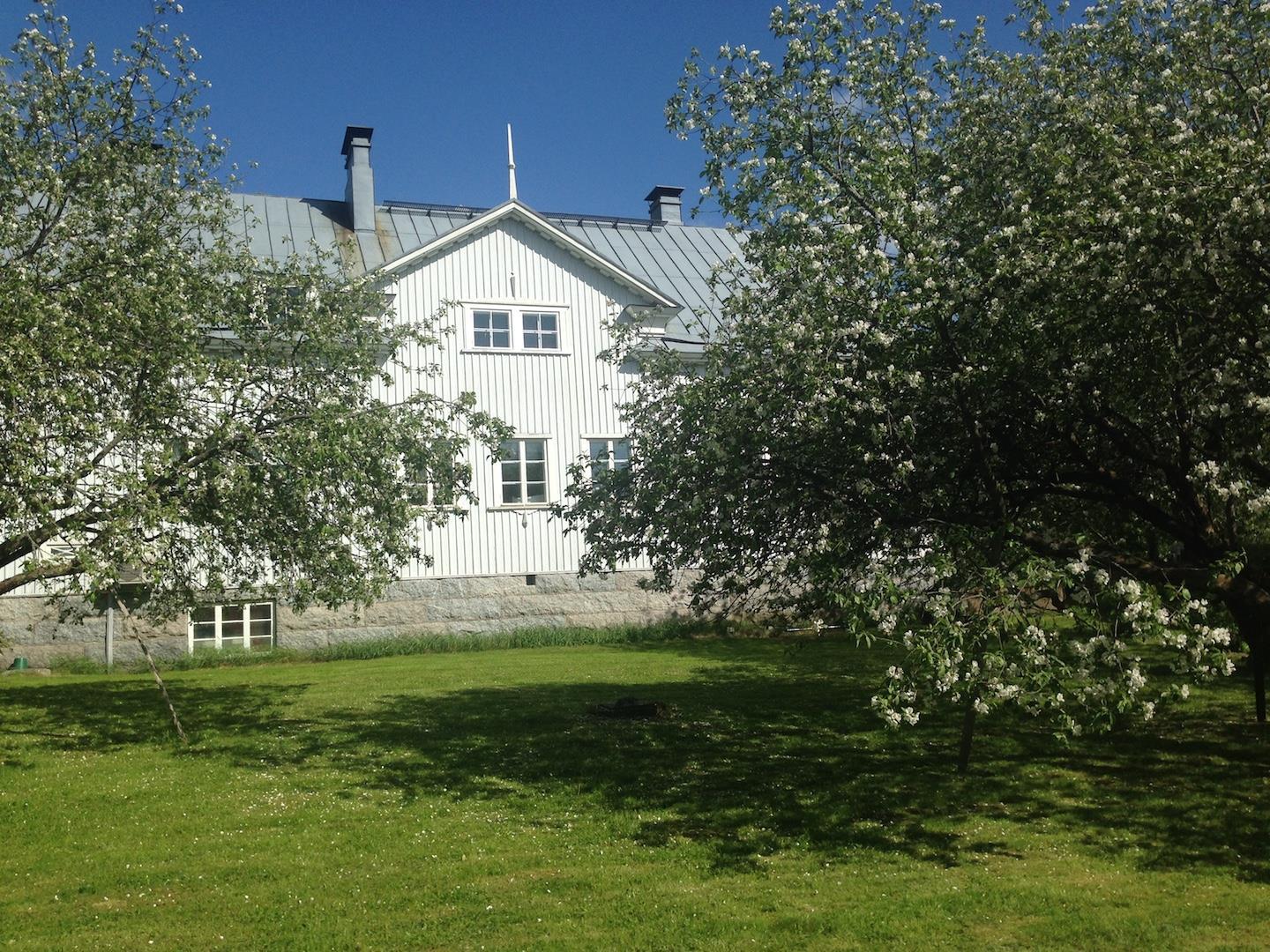 päärakennus_kaukaa
